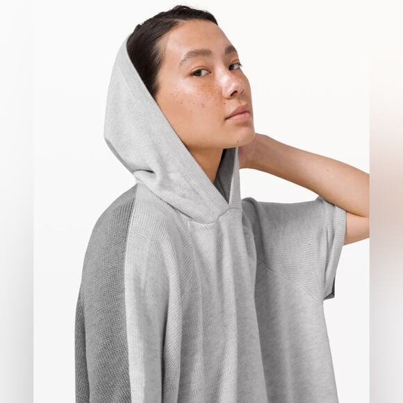 Lululemon Opened Up Hooded Poncho Hthrd Core Ultra Lt Grey/Hthrd Asphalt Grey ML - Picture 4 of 15